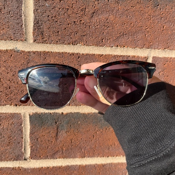 Uniqlo Sunglasses 😎 🕶️ - Picture 2 of 10